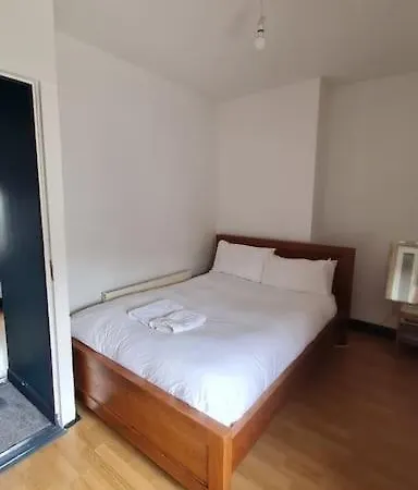 מלון Little House In The City *